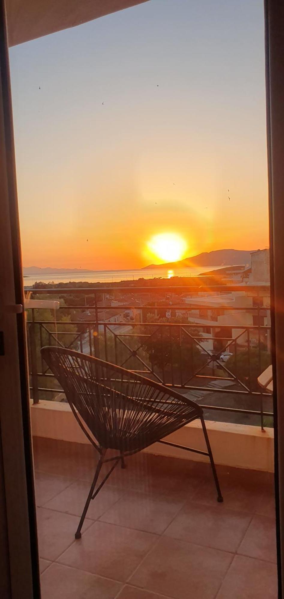 Sea & Mountain Apartment Close To Port And City Lávrion Eksteriør bilde